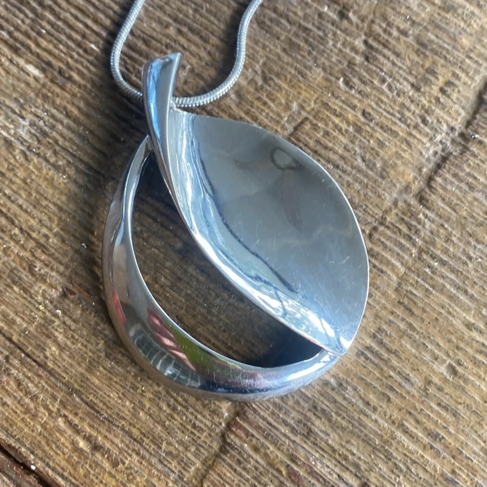 Chico’s modern leaf pendant necklace silver tone LONG boho artsy contemporary